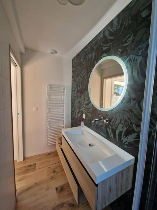 Villa Les Zebres- Wifi-jacuzzi-velos-ecran Plat- Parentales- Baignoire *